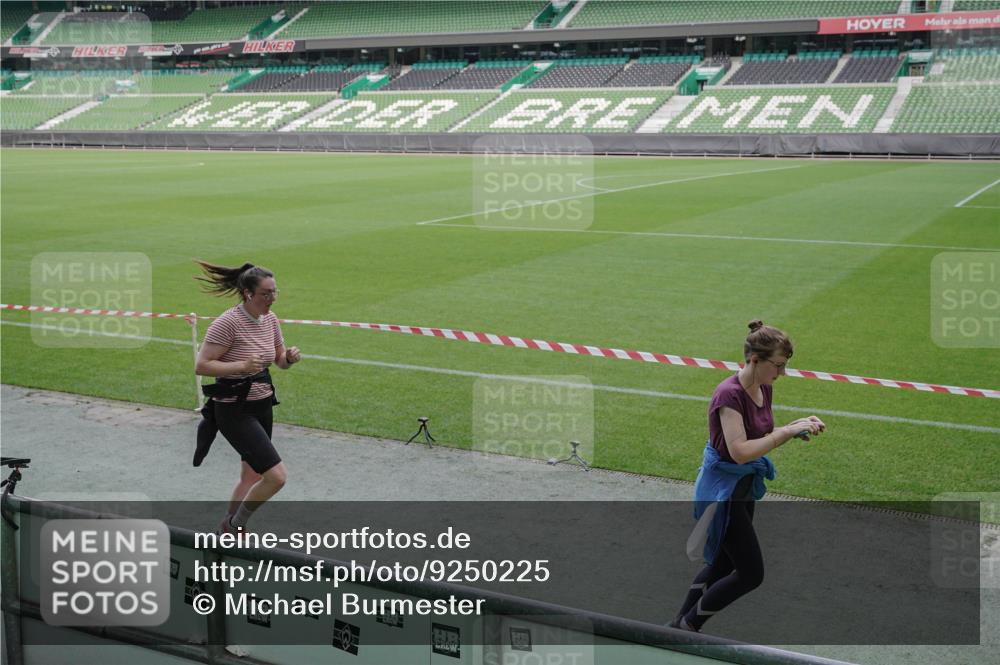 05.10.2025 - 20. swb-Marathon Bremen Michael Burmester http://msf.ph/oto/9250225 05.10.2025 10:40:12 Laufen im Stadion 7779, 7789, 7799, 9180, 9186, 9220, 9241, 9275, 9286, 9308, 9315, 9387, 9419, 9423, 9440, 9491, 9552, 9554, 9571, 9615, 9619, 9623, 9661, 9662, 9690, 9721, 9780, 9786, 9866, 9901, 9931, 9976, 10001, 10025, 10135, 10157, 10160, 10168, 10185, 10192, 10193, 10243, 10286, 10343, 10383, 10419, 10422, 10426, 10451, 10462, 10532, 10542, 10563, 10580, 10587, 10597, 10603, 10604, 10619, 10674, 10699, 10737, 11090, 11270, 7654, 7979, 9002, 9224 meine-sportfotos.de