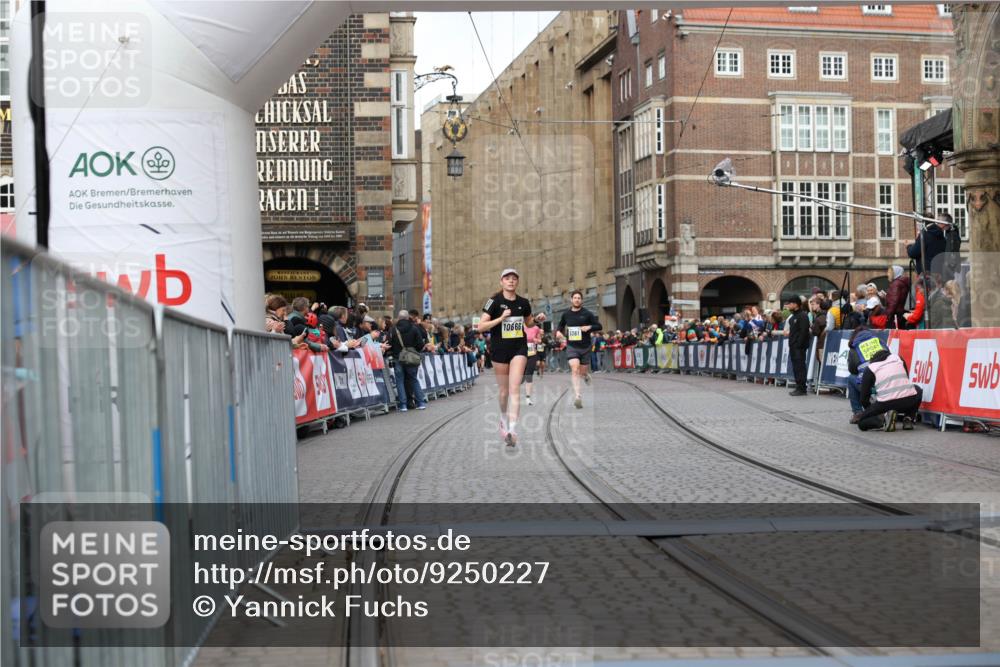 05.10.2025 - 20. swb-Marathon Bremen Yannick Fuchs http://msf.ph/oto/9250227 05.10.2025 10:44:27 Ziel 10044, 10666, 10816, 11659 meine-sportfotos.de