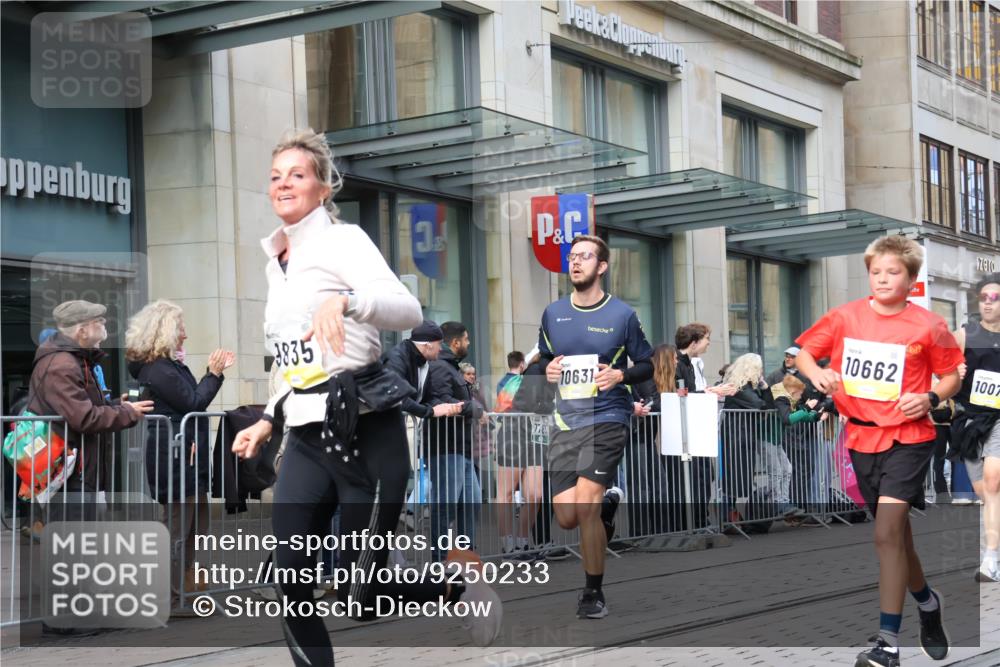 05.10.2025 - 20. swb-Marathon Bremen Strokosch-Dieckow http://msf.ph/oto/9250233 05.10.2025 10:53:49 Ziel 9313, 9402, 9520, 9548, 9574, 9807, 9835, 9900, 9935, 10019, 10075, 10163, 10234, 10402, 10484, 10533, 10631, 10662, 10785, 10915, 11151, 11152, 11203, 11303, 11339, 11347, 11432, 11449, 11593, 9313, 9402, 9520, 9548, 9574, 9807, 9835, 9900, 9935, 10019, 10075, 10163, 10234, 10402, 10484, 10533, 10631, 10662, 10785, 10915, 11151, 11152, 11203, 11303, 11339, 11347, 11432, 11449, 11593 meine-sportfotos.de