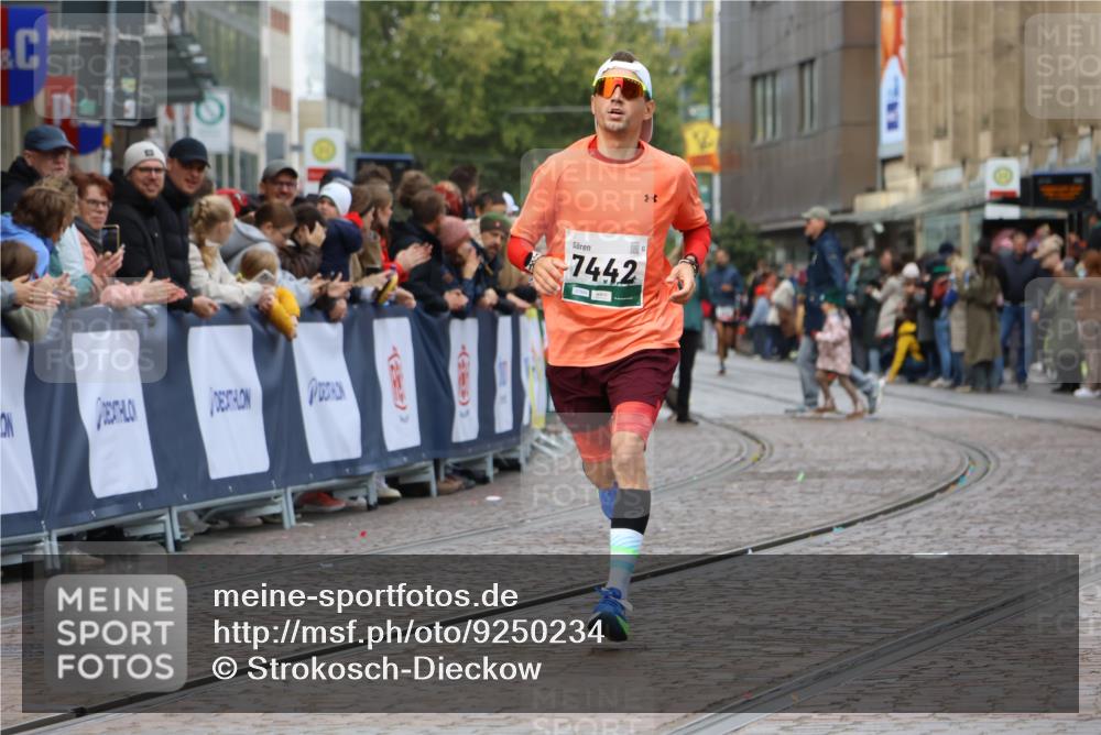 05.10.2025 - 20. swb-Marathon Bremen Strokosch-Dieckow http://msf.ph/oto/9250234 05.10.2025 12:48:06 Ziel 7442 meine-sportfotos.de