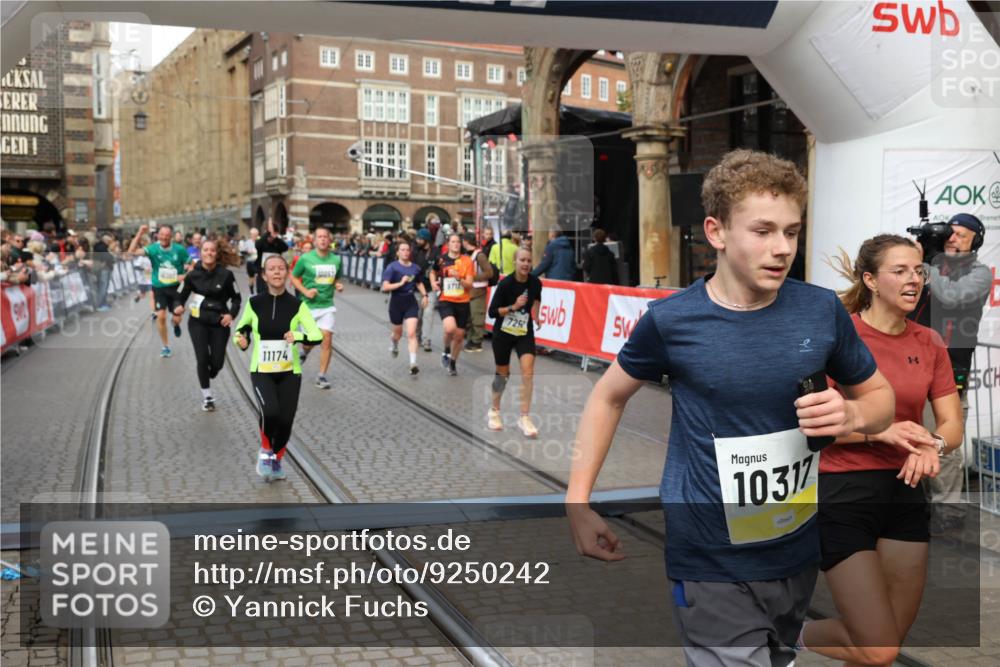 05.10.2025 - 20. swb-Marathon Bremen Yannick Fuchs http://msf.ph/oto/9250242 05.10.2025 10:53:29 Ziel 7193, 7251, 9263, 9539, 9717, 9868, 9956, 10057, 10302, 10317, 10335, 10806, 10993, 11174, 11175, 11510, 11616 meine-sportfotos.de