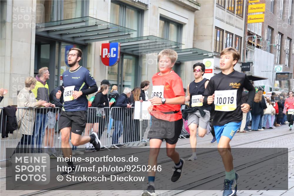 05.10.2025 - 20. swb-Marathon Bremen Strokosch-Dieckow http://msf.ph/oto/9250246 05.10.2025 10:53:49 Ziel 9313, 9402, 9520, 9548, 9574, 9807, 9835, 9900, 9935, 10019, 10075, 10163, 10234, 10402, 10484, 10533, 10631, 10662, 10785, 10915, 11151, 11152, 11203, 11303, 11339, 11347, 11432, 11449, 11593, 9313, 9402, 9520, 9548, 9574, 9807, 9835, 9900, 9935, 10019, 10075, 10163, 10234, 10402, 10484, 10533, 10631, 10662, 10785, 10915, 11151, 11152, 11203, 11303, 11339, 11347, 11432, 11449, 11593 meine-sportfotos.de