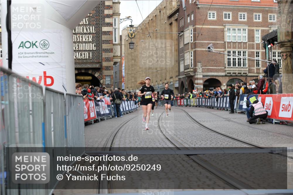 05.10.2025 - 20. swb-Marathon Bremen Yannick Fuchs http://msf.ph/oto/9250249 05.10.2025 10:44:28 Ziel 10044, 10666, 10816, 11659 meine-sportfotos.de