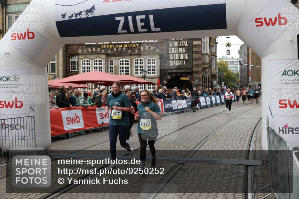 05.10.2025 - 20. swb-Marathon Bremen Yannick Fuchs http://msf.ph/oto/9250252 05.10.2025 11:13:37 Ziel 10273, 11117, 11367 meine-sportfotos.de