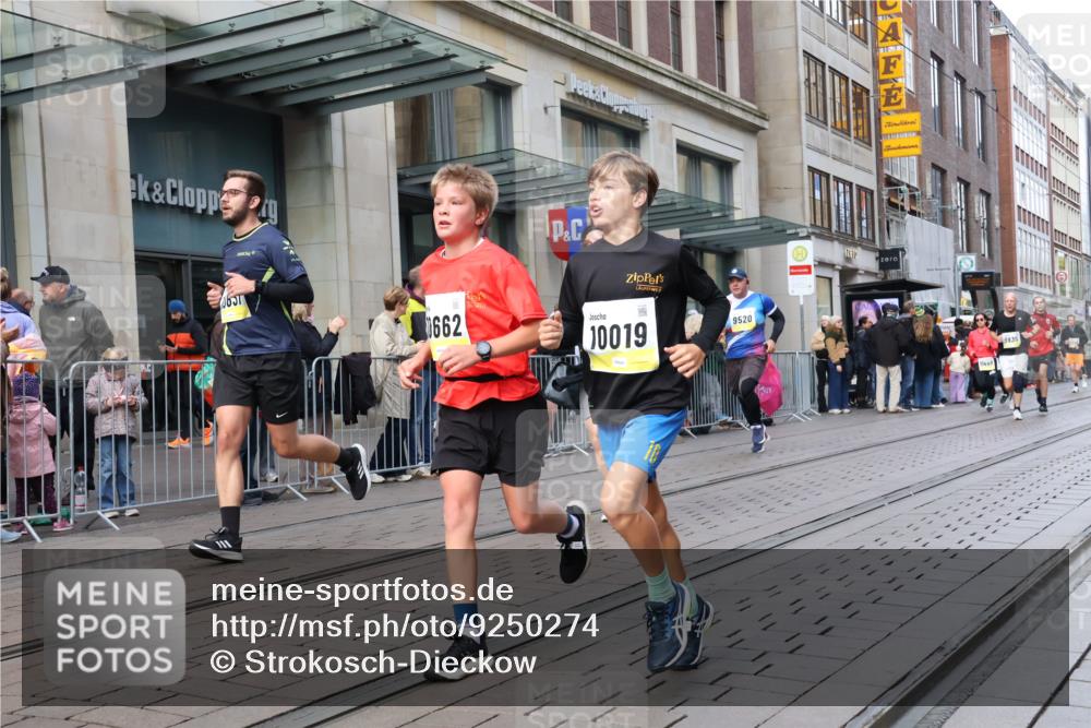 05.10.2025 - 20. swb-Marathon Bremen Strokosch-Dieckow http://msf.ph/oto/9250274 05.10.2025 10:53:50 Ziel 9313, 9402, 9520, 9548, 9574, 9807, 9835, 9900, 9935, 10019, 10075, 10163, 10234, 10402, 10533, 10631, 10662, 10785, 10915, 11040, 11151, 11152, 11203, 11303, 11339, 11347, 11432, 11449, 11593, 9313, 9402, 9520, 9548, 9574, 9807, 9835, 9900, 9935, 10019, 10075, 10163, 10234, 10402, 10533, 10631, 10662, 10785, 10915, 11040, 11151, 11152, 11203, 11303, 11339, 11347, 11432, 11449, 11593 meine-sportfotos.de