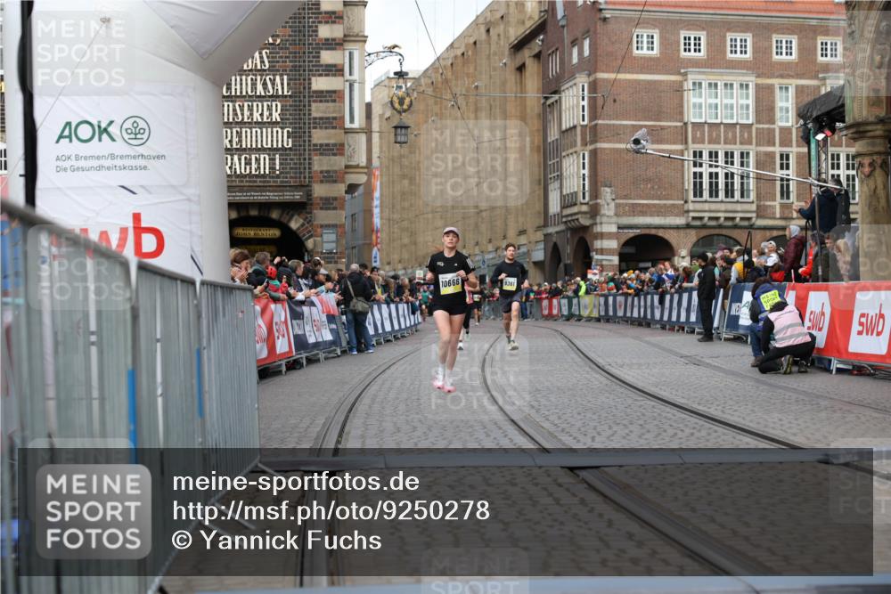05.10.2025 - 20. swb-Marathon Bremen Yannick Fuchs http://msf.ph/oto/9250278 05.10.2025 10:44:28 Ziel 10044, 10666, 10816, 11659 meine-sportfotos.de