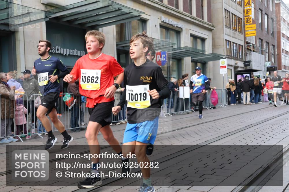 05.10.2025 - 20. swb-Marathon Bremen Strokosch-Dieckow http://msf.ph/oto/9250282 05.10.2025 10:53:50 Ziel 9313, 9402, 9520, 9548, 9574, 9807, 9835, 9900, 9935, 10019, 10075, 10163, 10234, 10402, 10533, 10631, 10662, 10785, 10915, 11040, 11151, 11152, 11203, 11303, 11339, 11347, 11432, 11449, 11593, 9313, 9402, 9520, 9548, 9574, 9807, 9835, 9900, 9935, 10019, 10075, 10163, 10234, 10402, 10533, 10631, 10662, 10785, 10915, 11040, 11151, 11152, 11203, 11303, 11339, 11347, 11432, 11449, 11593 meine-sportfotos.de