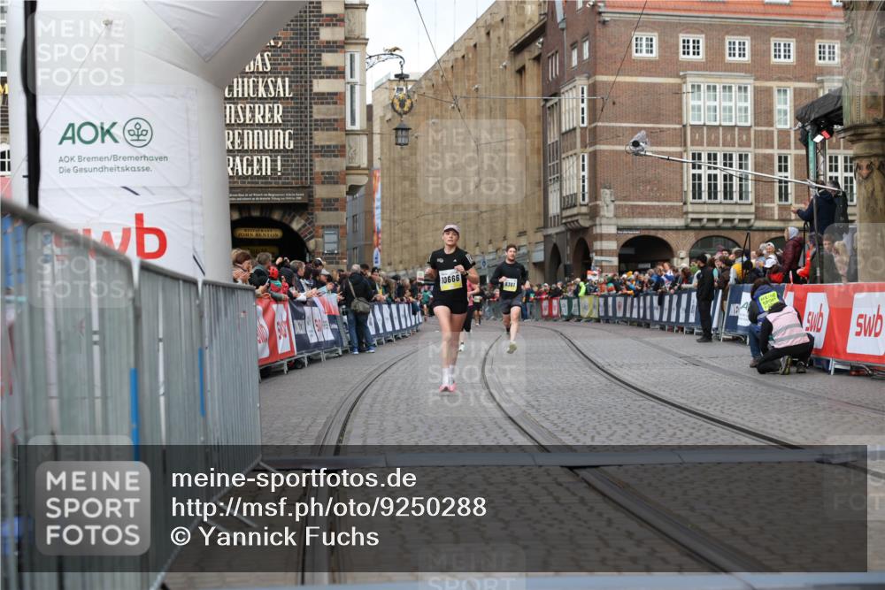 05.10.2025 - 20. swb-Marathon Bremen Yannick Fuchs http://msf.ph/oto/9250288 05.10.2025 10:44:28 Ziel 10044, 10666, 10816, 11659 meine-sportfotos.de
