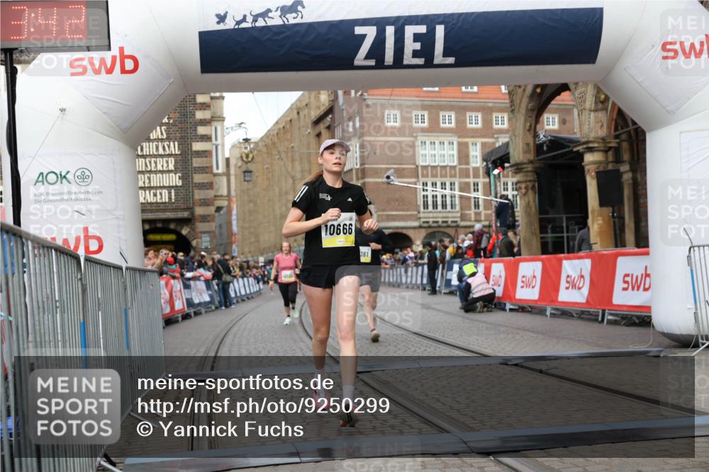 05.10.2025 - 20. swb-Marathon Bremen Yannick Fuchs http://msf.ph/oto/9250299 05.10.2025 10:44:31 Ziel 9361, 10505, 10666, 11659 meine-sportfotos.de