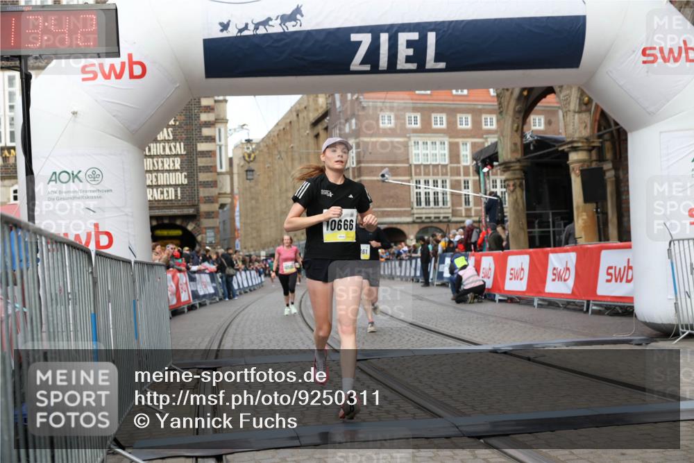 05.10.2025 - 20. swb-Marathon Bremen Yannick Fuchs http://msf.ph/oto/9250311 05.10.2025 10:44:31 Ziel 9361, 10505, 10666, 11659 meine-sportfotos.de