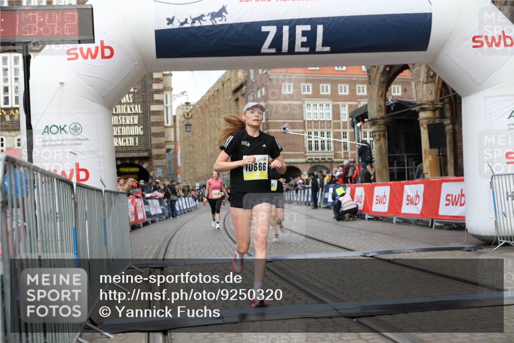 05.10.2025 - 20. swb-Marathon Bremen Yannick Fuchs http://msf.ph/oto/9250320 05.10.2025 10:44:31 Ziel 9361, 10505, 10666, 11659 meine-sportfotos.de
