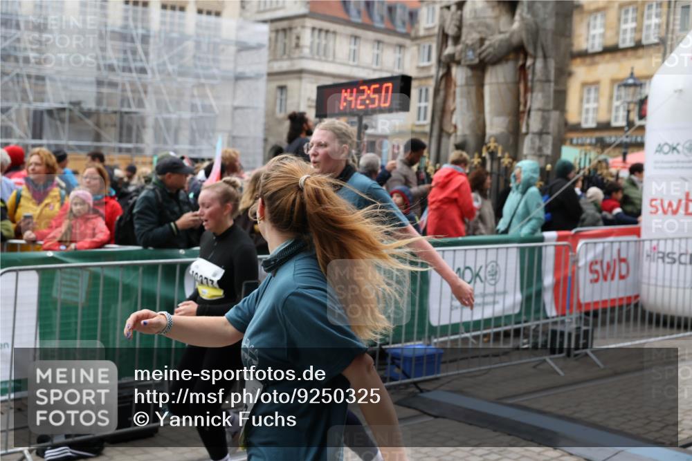 05.10.2025 - 20. swb-Marathon Bremen Yannick Fuchs http://msf.ph/oto/9250325 05.10.2025 11:13:40 Ziel 10273, 11117, 11367 meine-sportfotos.de