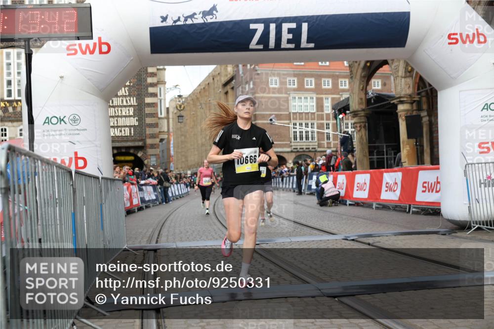 05.10.2025 - 20. swb-Marathon Bremen Yannick Fuchs http://msf.ph/oto/9250331 05.10.2025 10:44:31 Ziel 9361, 10505, 10666, 11659 meine-sportfotos.de