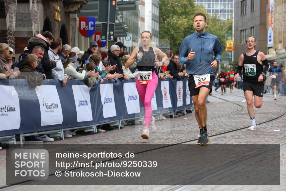 05.10.2025 - 20. swb-Marathon Bremen Strokosch-Dieckow http://msf.ph/oto/9250339 05.10.2025 12:48:24 Ziel 17, 618, 1647, 5608, 6927 meine-sportfotos.de