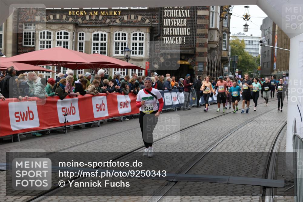 05.10.2025 - 20. swb-Marathon Bremen Yannick Fuchs http://msf.ph/oto/9250343 05.10.2025 11:13:43 Ziel 10273, 10433, 11117, 11367 meine-sportfotos.de