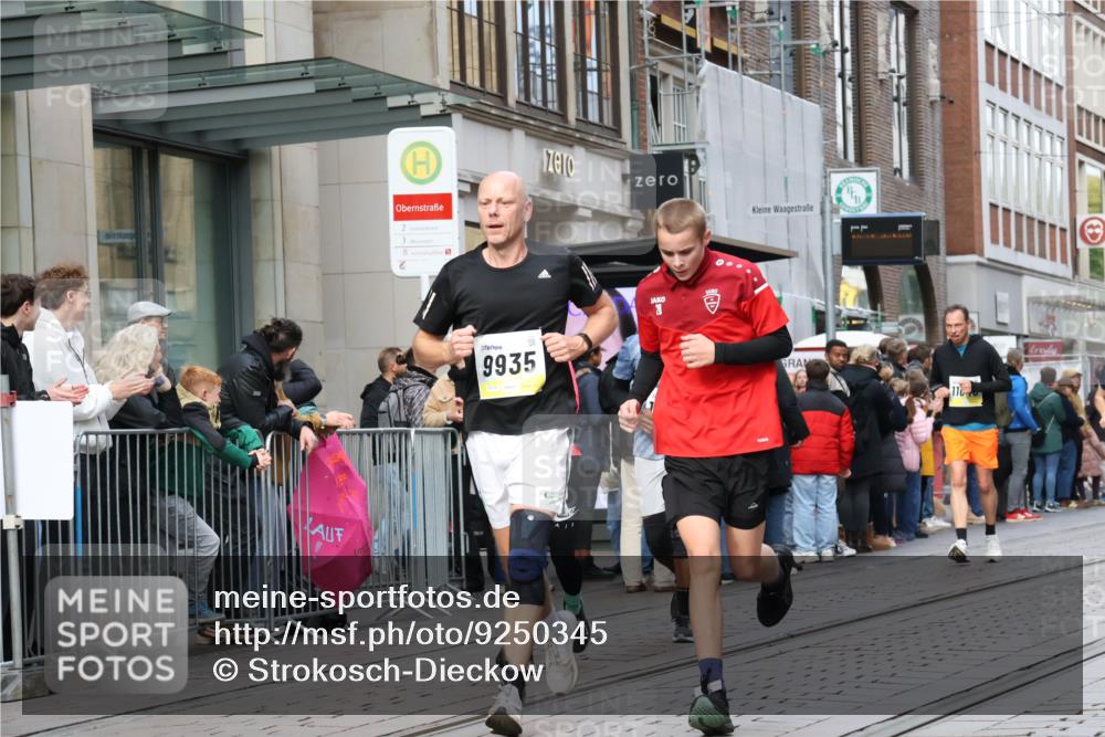 05.10.2025 - 20. swb-Marathon Bremen Strokosch-Dieckow http://msf.ph/oto/9250345 05.10.2025 10:53:52 Ziel 9313, 9402, 9407, 9520, 9574, 9807, 9835, 9900, 9935, 10019, 10075, 10234, 10402, 10533, 10631, 10662, 10915, 11040, 11151, 11203, 11303, 11339, 11347, 11432, 11449, 11593, 9313, 9402, 9407, 9520, 9574, 9807, 9835, 9900, 9935, 10019, 10075, 10234, 10402, 10533, 10631, 10662, 10915, 11040, 11151, 11203, 11303, 11339, 11347, 11432, 11449, 11593 meine-sportfotos.de