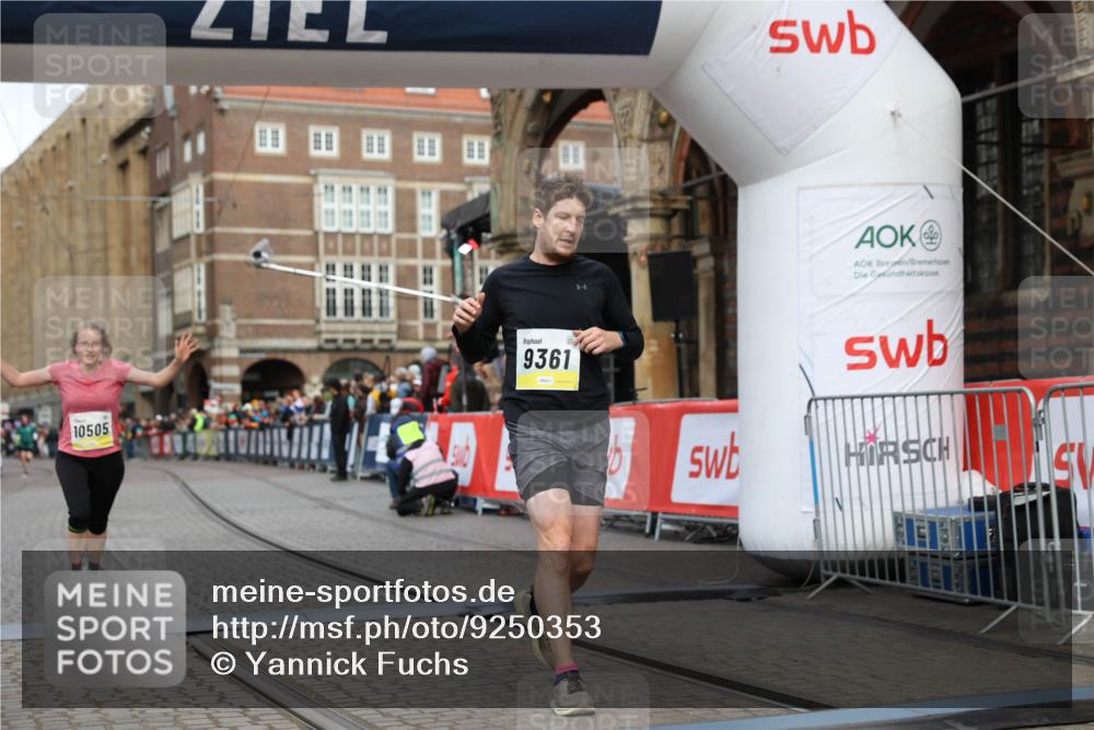 05.10.2025 - 20. swb-Marathon Bremen Yannick Fuchs http://msf.ph/oto/9250353 05.10.2025 10:44:33 Ziel 9361, 10505, 10666 meine-sportfotos.de