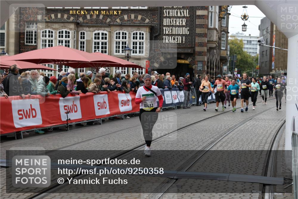 05.10.2025 - 20. swb-Marathon Bremen Yannick Fuchs http://msf.ph/oto/9250358 05.10.2025 11:13:43 Ziel 10273, 10433, 11117, 11367 meine-sportfotos.de