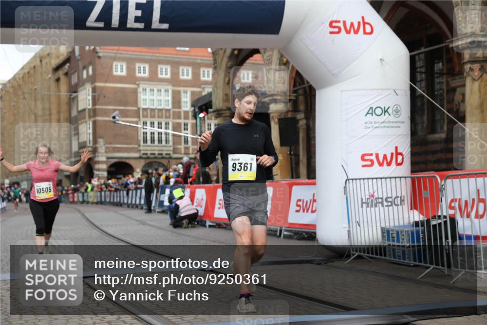 05.10.2025 - 20. swb-Marathon Bremen Yannick Fuchs http://msf.ph/oto/9250361 05.10.2025 10:44:33 Ziel 9361, 10505, 10666 meine-sportfotos.de
