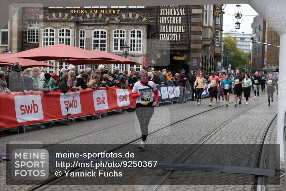 05.10.2025 - 20. swb-Marathon Bremen Yannick Fuchs http://msf.ph/oto/9250367 05.10.2025 11:13:43 Ziel 10273, 10433, 11117, 11367 meine-sportfotos.de