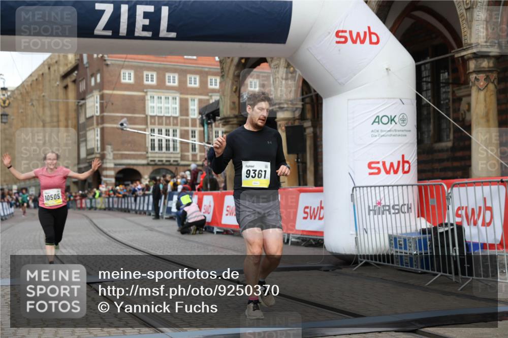05.10.2025 - 20. swb-Marathon Bremen Yannick Fuchs http://msf.ph/oto/9250370 05.10.2025 10:44:33 Ziel 9361, 10505, 10666 meine-sportfotos.de