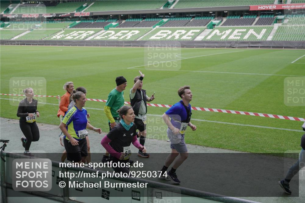 05.10.2025 - 20. swb-Marathon Bremen Michael Burmester http://msf.ph/oto/9250374 05.10.2025 10:40:18 Laufen im Stadion 7779, 7789, 7799, 8111, 9186, 9220, 9241, 9245, 9275, 9286, 9308, 9321, 9387, 9419, 9423, 9440, 9466, 9491, 9552, 9554, 9571, 9615, 9619, 9623, 9661, 9662, 9690, 9712, 9721, 9780, 9786, 9866, 9901, 9931, 9976, 10001, 10025, 10081, 10135, 10157, 10160, 10168, 10185, 10192, 10193, 10243, 10286, 10343, 10383, 10419, 10422, 10451, 10532, 10542, 10563, 10580, 10587, 10597, 10603, 10604, 10619, 10674, 10699, 10737, 11090, 11270, 7654, 7789, 7979, 9002, 9180, 9186, 9224 meine-sportfotos.de