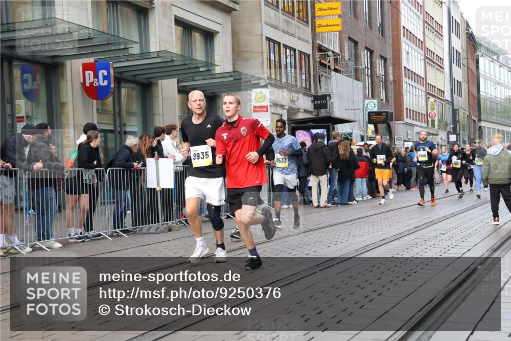 05.10.2025 - 20. swb-Marathon Bremen Strokosch-Dieckow http://msf.ph/oto/9250376 05.10.2025 10:53:53 Ziel 9402, 9407, 9520, 9574, 9807, 9835, 9900, 9935, 10019, 10075, 10234, 10402, 10533, 10631, 10662, 10915, 11040, 11151, 11203, 11271, 11303, 11339, 11347, 11432, 11449, 11593, 9402, 9407, 9520, 9574, 9807, 9835, 9900, 9935, 10019, 10075, 10234, 10402, 10533, 10631, 10662, 10915, 11040, 11151, 11203, 11271, 11303, 11339, 11347, 11432, 11449, 11593 meine-sportfotos.de