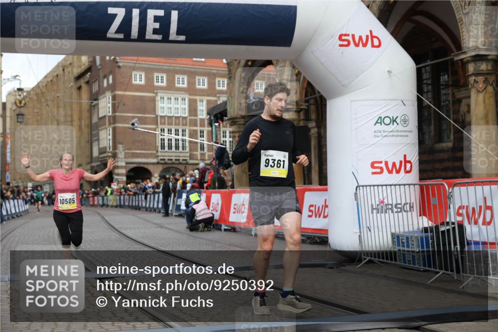 05.10.2025 - 20. swb-Marathon Bremen Yannick Fuchs http://msf.ph/oto/9250392 05.10.2025 10:44:33 Ziel 9361, 10505, 10666 meine-sportfotos.de