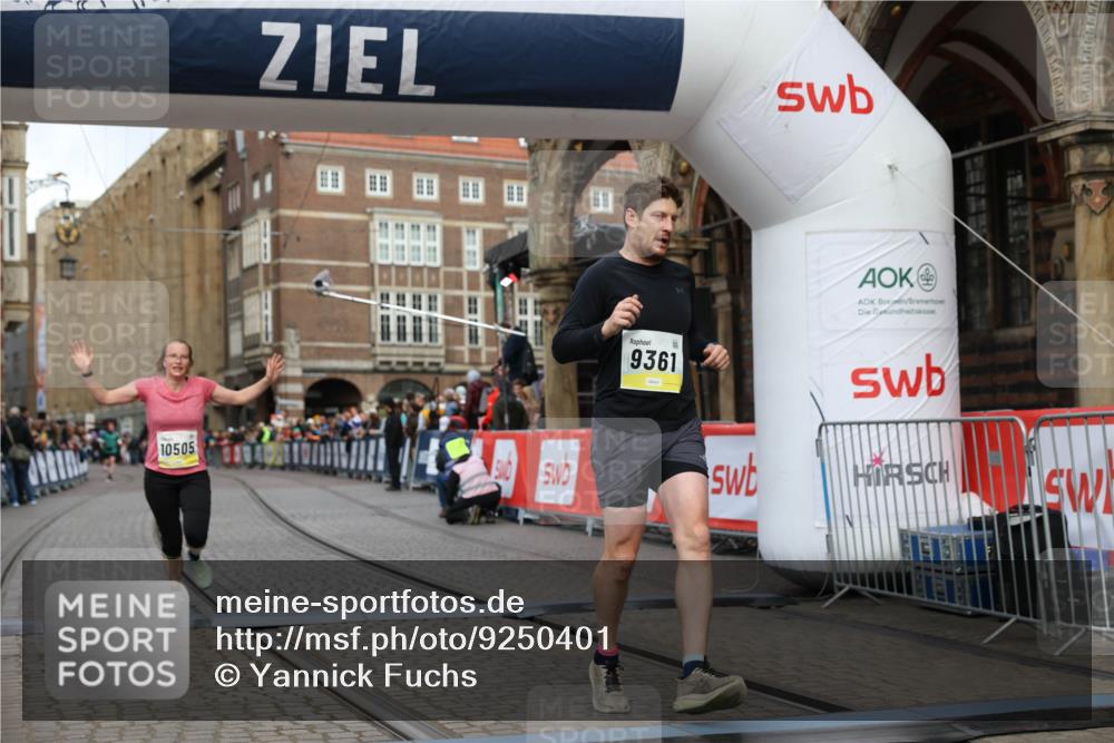 05.10.2025 - 20. swb-Marathon Bremen Yannick Fuchs http://msf.ph/oto/9250401 05.10.2025 10:44:33 Ziel 9361, 10505, 10666 meine-sportfotos.de