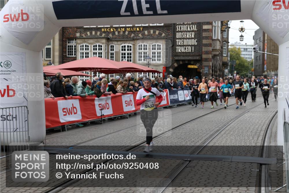 05.10.2025 - 20. swb-Marathon Bremen Yannick Fuchs http://msf.ph/oto/9250408 05.10.2025 11:13:44 Ziel 10273, 10433 meine-sportfotos.de