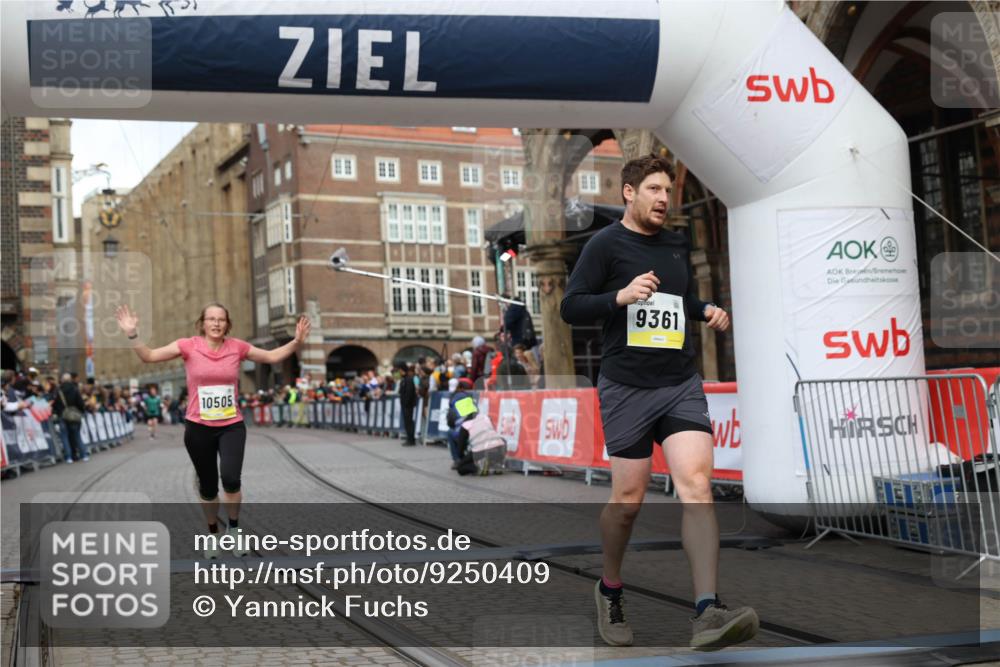 05.10.2025 - 20. swb-Marathon Bremen Yannick Fuchs http://msf.ph/oto/9250409 05.10.2025 10:44:33 Ziel 9361, 10505, 10666 meine-sportfotos.de