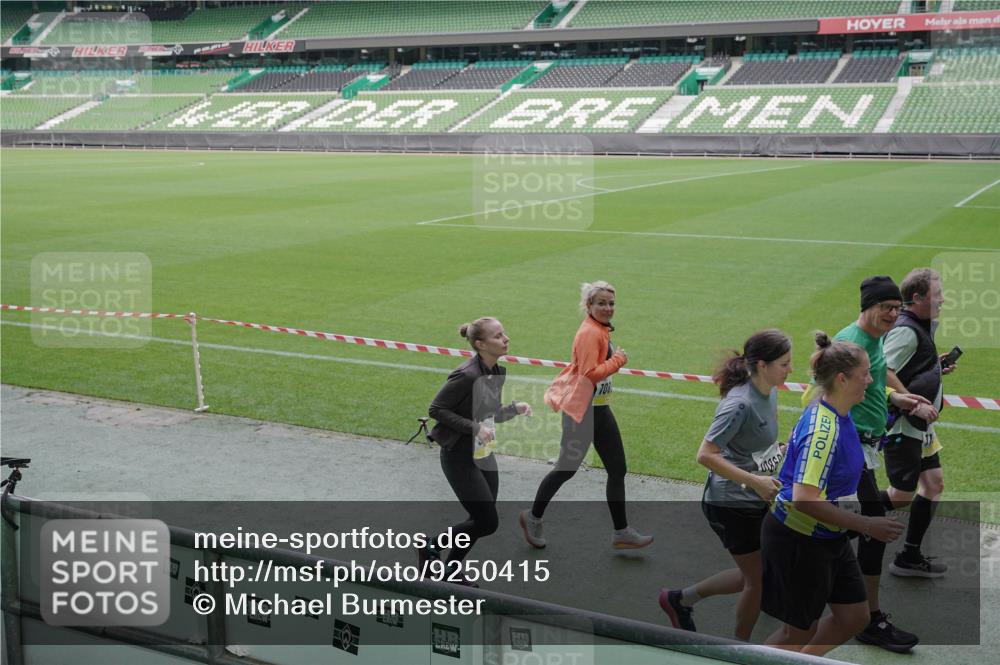05.10.2025 - 20. swb-Marathon Bremen Michael Burmester http://msf.ph/oto/9250415 05.10.2025 10:40:20 Laufen im Stadion 7779, 7799, 8111, 9220, 9241, 9245, 9275, 9286, 9308, 9321, 9387, 9419, 9423, 9440, 9466, 9491, 9552, 9554, 9571, 9615, 9619, 9623, 9661, 9662, 9690, 9712, 9721, 9786, 9866, 9901, 9931, 9976, 10001, 10025, 10081, 10135, 10157, 10160, 10168, 10185, 10192, 10193, 10243, 10286, 10343, 10383, 10419, 10422, 10451, 10532, 10542, 10563, 10580, 10587, 10597, 10603, 10604, 10619, 10674, 10699, 10737, 11090, 11270, 7654, 7789, 7979, 9002, 9180, 9186, 9224, 11044 meine-sportfotos.de