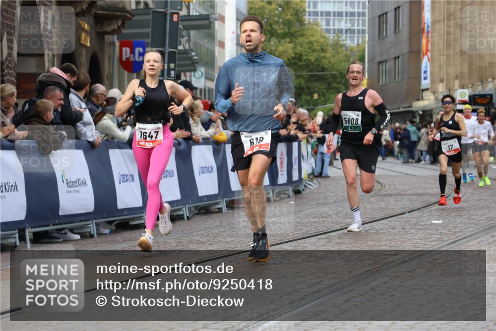 05.10.2025 - 20. swb-Marathon Bremen Strokosch-Dieckow http://msf.ph/oto/9250418 05.10.2025 12:48:25 Ziel 17, 618, 1647, 5608 meine-sportfotos.de