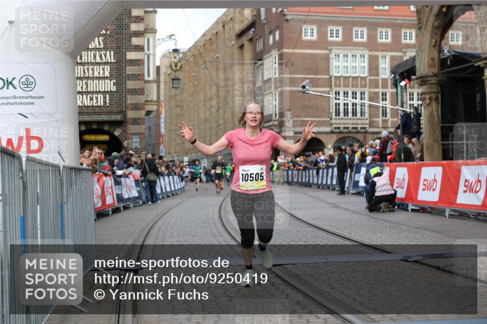 05.10.2025 - 20. swb-Marathon Bremen Yannick Fuchs http://msf.ph/oto/9250419 05.10.2025 10:44:34 Ziel 9361, 10505, 10666 meine-sportfotos.de