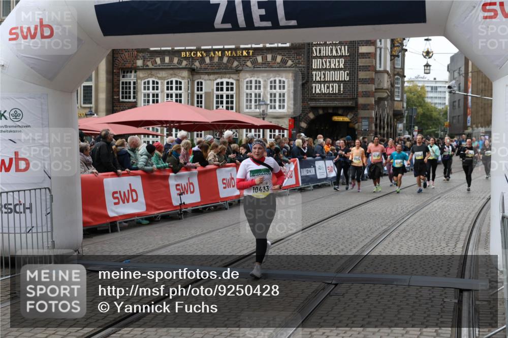 05.10.2025 - 20. swb-Marathon Bremen Yannick Fuchs http://msf.ph/oto/9250428 05.10.2025 11:13:44 Ziel 10273, 10433 meine-sportfotos.de