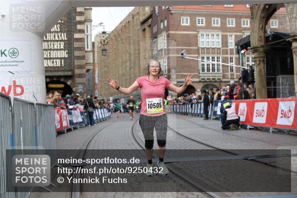 05.10.2025 - 20. swb-Marathon Bremen Yannick Fuchs http://msf.ph/oto/9250432 05.10.2025 10:44:34 Ziel 9361, 10505, 10666 meine-sportfotos.de