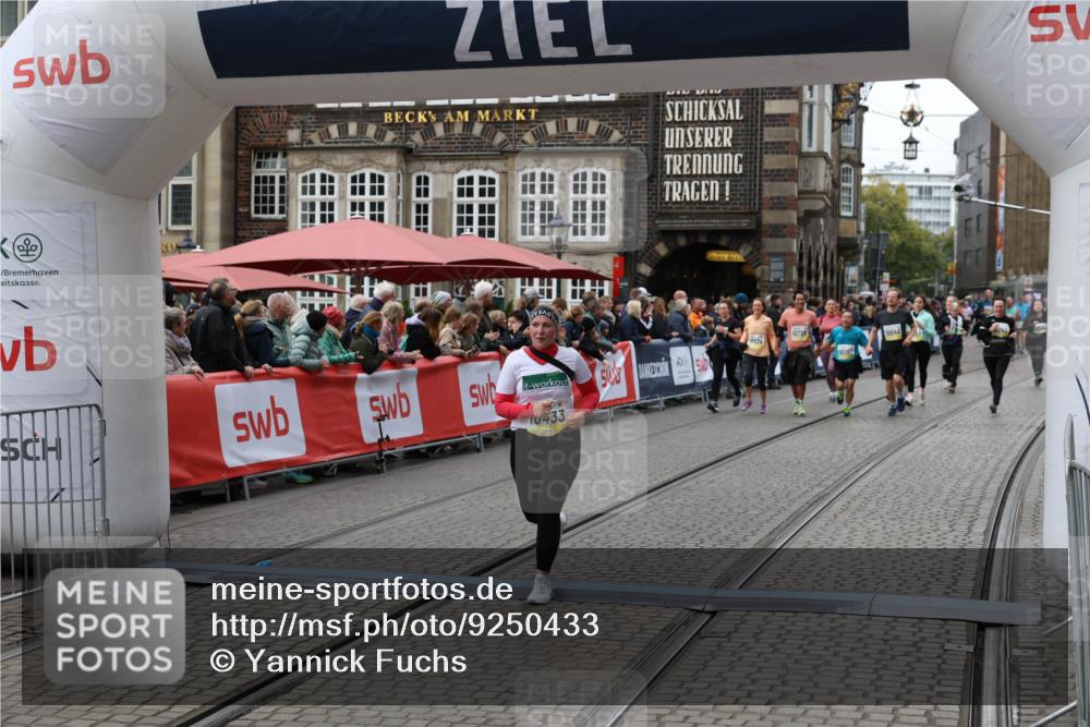 05.10.2025 - 20. swb-Marathon Bremen Yannick Fuchs http://msf.ph/oto/9250433 05.10.2025 11:13:44 Ziel 10273, 10433 meine-sportfotos.de