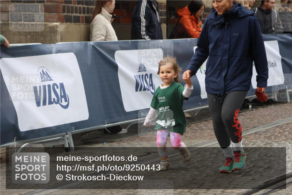 05.10.2025 - 20. swb-Marathon Bremen Strokosch-Dieckow http://msf.ph/oto/9250443 05.10.2025 15:28:31 Ziel  meine-sportfotos.de