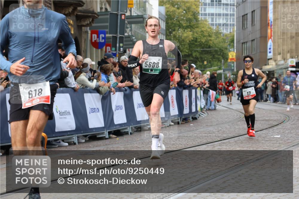 05.10.2025 - 20. swb-Marathon Bremen Strokosch-Dieckow http://msf.ph/oto/9250449 05.10.2025 12:48:26 Ziel 17, 618, 1647, 5608 meine-sportfotos.de