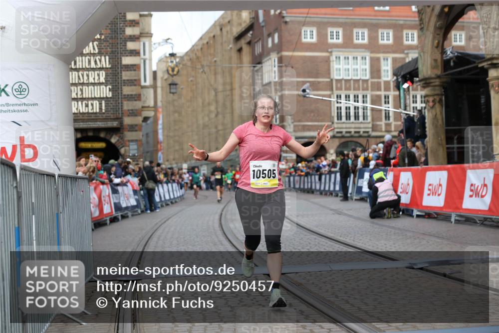 05.10.2025 - 20. swb-Marathon Bremen Yannick Fuchs http://msf.ph/oto/9250457 05.10.2025 10:44:34 Ziel 9361, 10505, 10666 meine-sportfotos.de