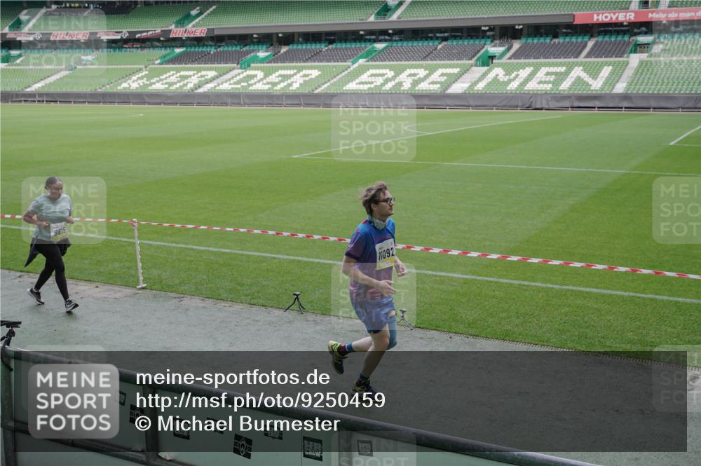 05.10.2025 - 20. swb-Marathon Bremen Michael Burmester http://msf.ph/oto/9250459 05.10.2025 10:40:23 Laufen im Stadion 7779, 7799, 8111, 9205, 9220, 9241, 9245, 9275, 9286, 9308, 9321, 9387, 9423, 9440, 9466, 9491, 9552, 9554, 9571, 9615, 9619, 9623, 9661, 9662, 9690, 9712, 9721, 9786, 9804, 9866, 9901, 9931, 9942, 9976, 10001, 10058, 10081, 10135, 10157, 10160, 10168, 10185, 10192, 10193, 10243, 10286, 10343, 10383, 10419, 10422, 10451, 10532, 10542, 10563, 10580, 10603, 10604, 10619, 10674, 10699, 10737, 11090, 11270, 7654, 7789, 7979, 9002, 9180, 9186, 9419, 11044 meine-sportfotos.de