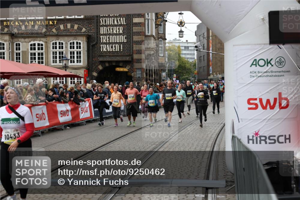 05.10.2025 - 20. swb-Marathon Bremen Yannick Fuchs http://msf.ph/oto/9250462 05.10.2025 11:13:45 Ziel 9242, 10433 meine-sportfotos.de