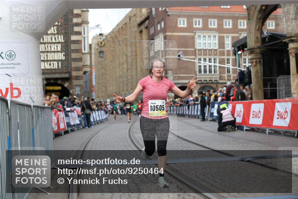 05.10.2025 - 20. swb-Marathon Bremen Yannick Fuchs http://msf.ph/oto/9250464 05.10.2025 10:44:34 Ziel 9361, 10505, 10666 meine-sportfotos.de