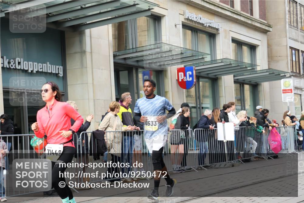 05.10.2025 - 20. swb-Marathon Bremen Strokosch-Dieckow http://msf.ph/oto/9250472 05.10.2025 10:53:56 Ziel 9392, 9402, 9407, 9520, 9574, 9633, 9807, 9900, 9935, 10019, 10032, 10097, 10234, 10402, 10533, 10631, 10662, 10810, 10915, 11040, 11151, 11203, 11271, 11303, 11347, 11432, 11449, 9392, 9402, 9407, 9520, 9574, 9633, 9807, 9900, 9935, 10019, 10032, 10097, 10234, 10402, 10533, 10631, 10662, 10810, 10915, 11040, 11151, 11203, 11271, 11303, 11347, 11432, 11449 meine-sportfotos.de