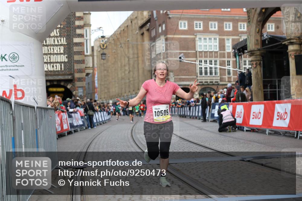 05.10.2025 - 20. swb-Marathon Bremen Yannick Fuchs http://msf.ph/oto/9250473 05.10.2025 10:44:34 Ziel 9361, 10505, 10666 meine-sportfotos.de