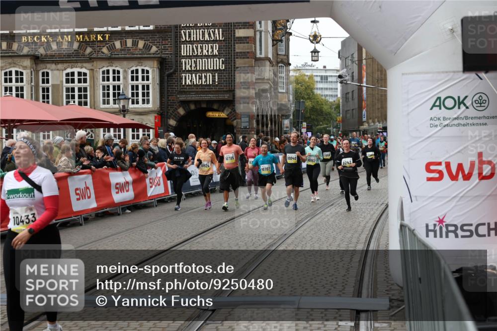 05.10.2025 - 20. swb-Marathon Bremen Yannick Fuchs http://msf.ph/oto/9250480 05.10.2025 11:13:45 Ziel 9242, 10433 meine-sportfotos.de