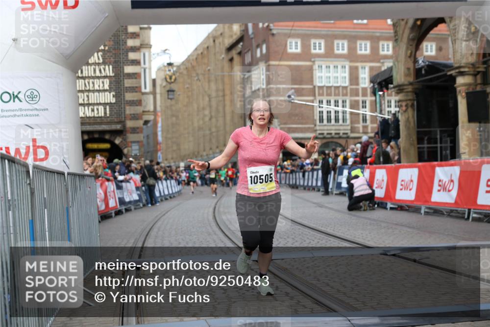 05.10.2025 - 20. swb-Marathon Bremen Yannick Fuchs http://msf.ph/oto/9250483 05.10.2025 10:44:34 Ziel 9361, 10505, 10666 meine-sportfotos.de