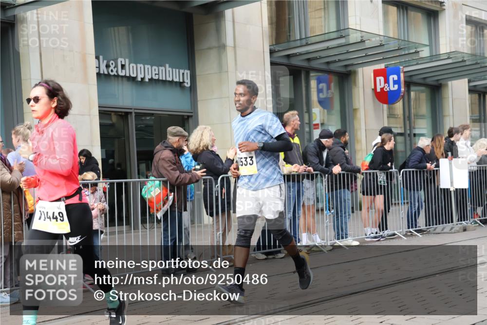 05.10.2025 - 20. swb-Marathon Bremen Strokosch-Dieckow http://msf.ph/oto/9250486 05.10.2025 10:53:56 Ziel 9392, 9402, 9407, 9520, 9574, 9633, 9807, 9900, 9935, 10019, 10032, 10097, 10234, 10402, 10533, 10631, 10662, 10810, 10915, 11040, 11151, 11203, 11271, 11303, 11347, 11432, 11449, 9392, 9402, 9407, 9520, 9574, 9633, 9807, 9900, 9935, 10019, 10032, 10097, 10234, 10402, 10533, 10631, 10662, 10810, 10915, 11040, 11151, 11203, 11271, 11303, 11347, 11432, 11449 meine-sportfotos.de