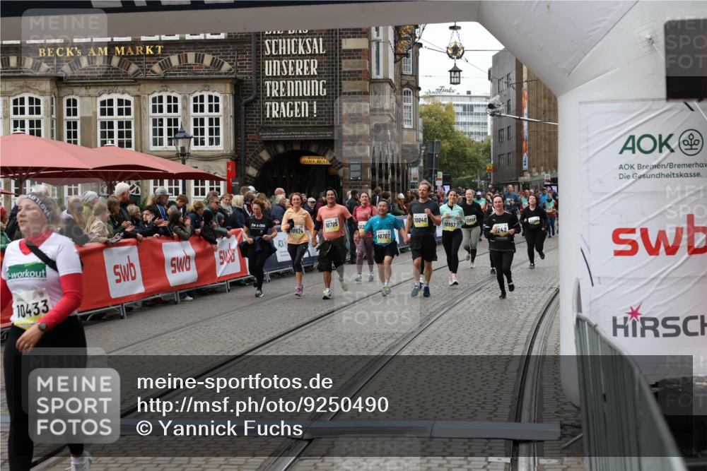 05.10.2025 - 20. swb-Marathon Bremen Yannick Fuchs http://msf.ph/oto/9250490 05.10.2025 11:13:45 Ziel 9242, 10433 meine-sportfotos.de