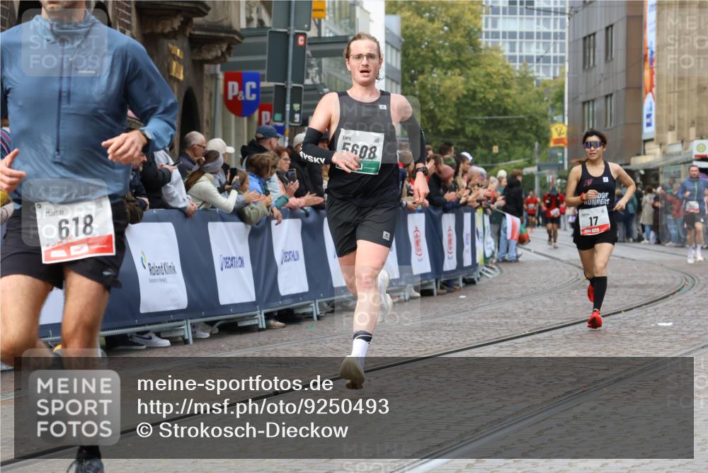 05.10.2025 - 20. swb-Marathon Bremen Strokosch-Dieckow http://msf.ph/oto/9250493 05.10.2025 12:48:26 Ziel 17, 618, 1647, 5608 meine-sportfotos.de
